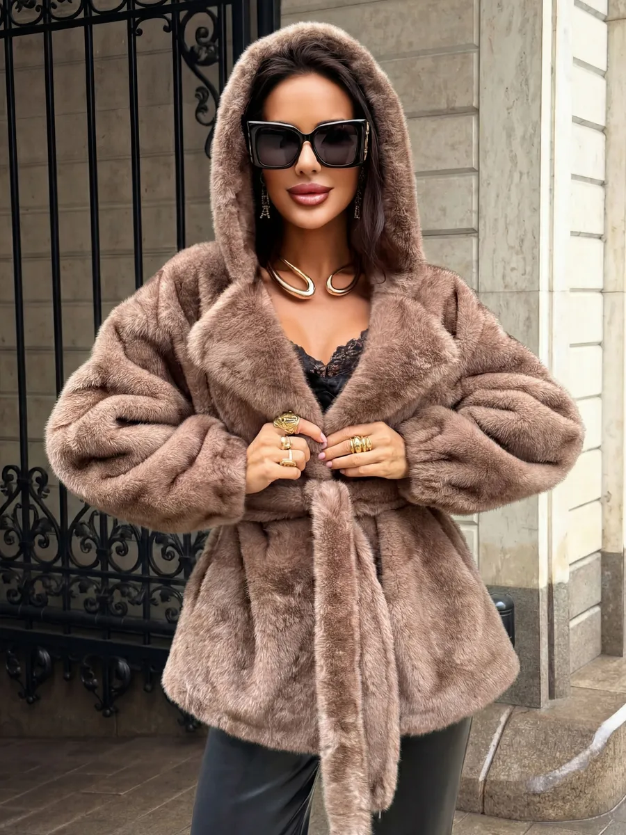 Шуба искусственная зимняя короткая с капюшоном