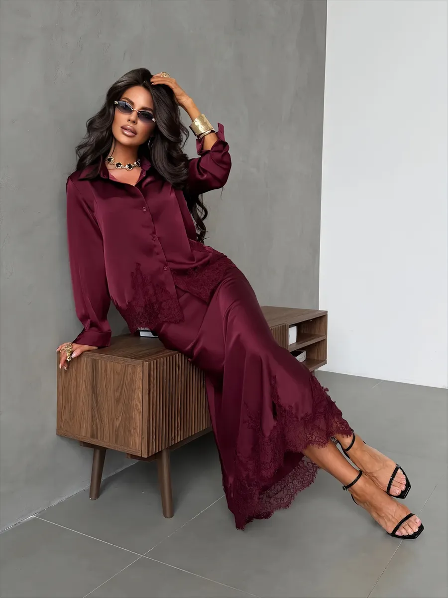 Нарядный атласный костюм с юбкой и рубашкой