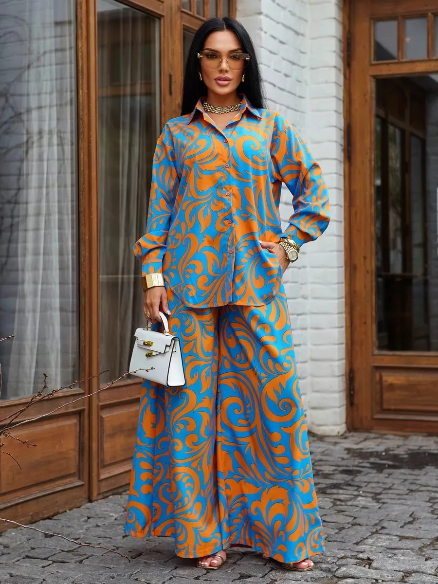 Брючный праздничный костюм летний двойка яркий с принтом